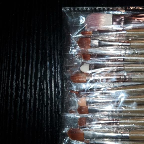 20 PIECE Cosmetic Makeup Brushes Set.   NWOT - Picture 3 of 4